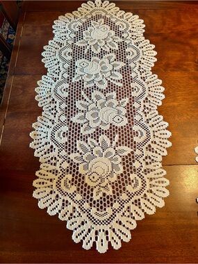 Heritage Lace Rose Floral Crochet Lace Table Runner White Cream